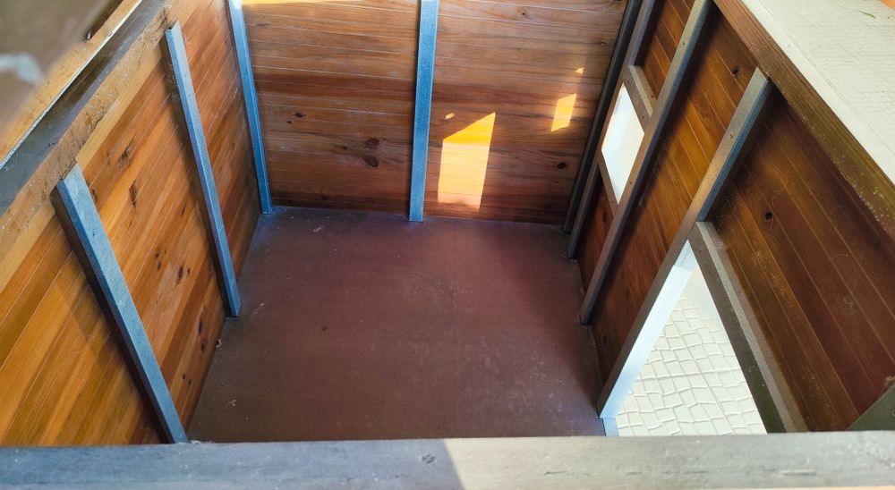 Casota de madeira com janela para cão (porte médio ou grande)