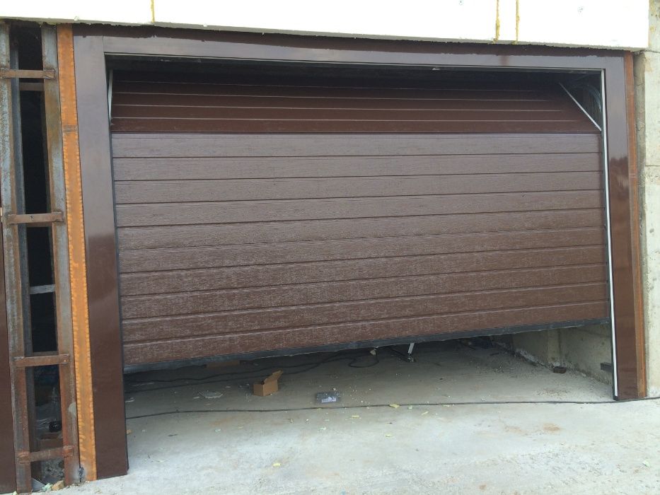 Гаражні ролетні та секційні ворота для нестандартних проємів у гараж