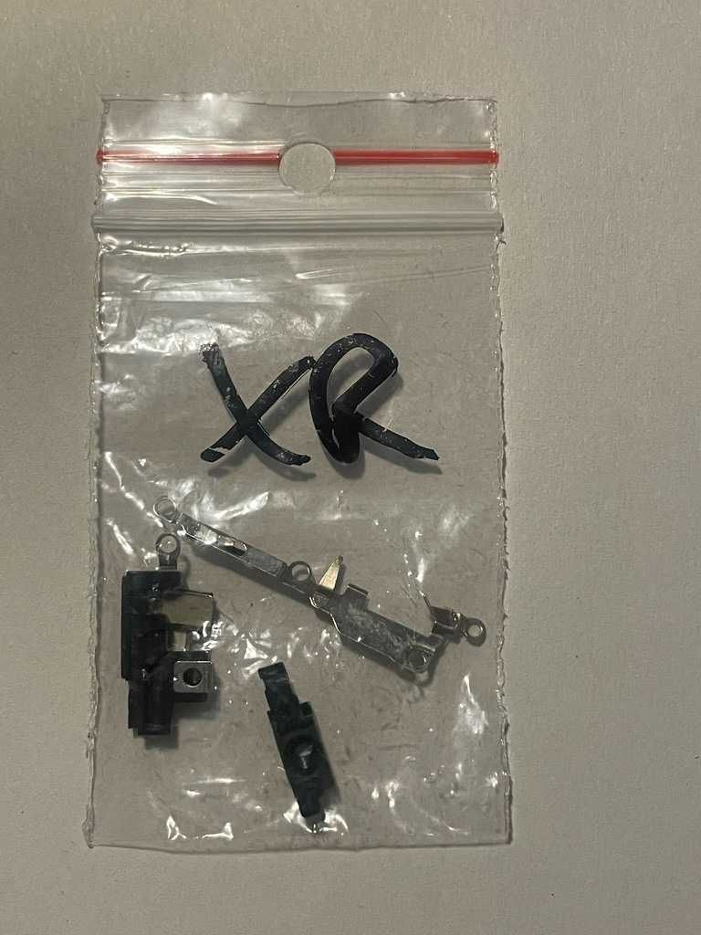 Zestaw blaszek do iPhone XR,elementy plastikowe dolnego głośnika mikro