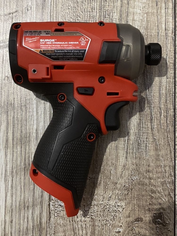 MILWAUKEE M12 2551-20 FUEL™ SURGE импульсный гидравлический шуруповерт