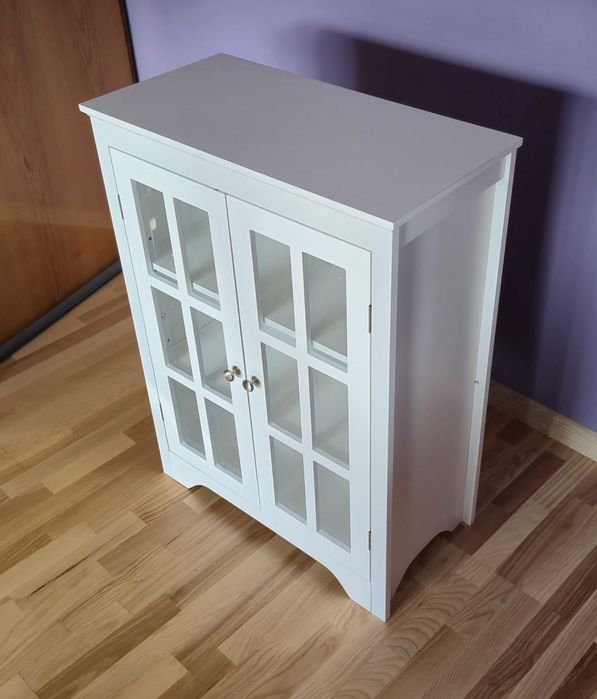 Nowoczesna szafka z witryną i regulowanymi półkami