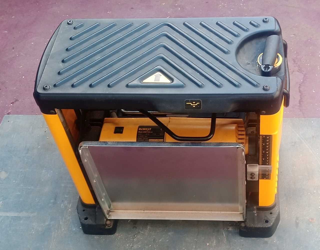 Plaina Desengrossadora DeWalt DW733