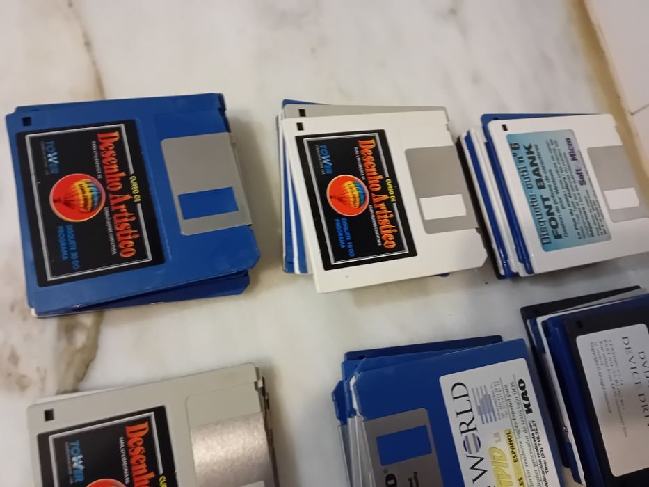 Conjunto de 75 Disquetes 3.5 DD