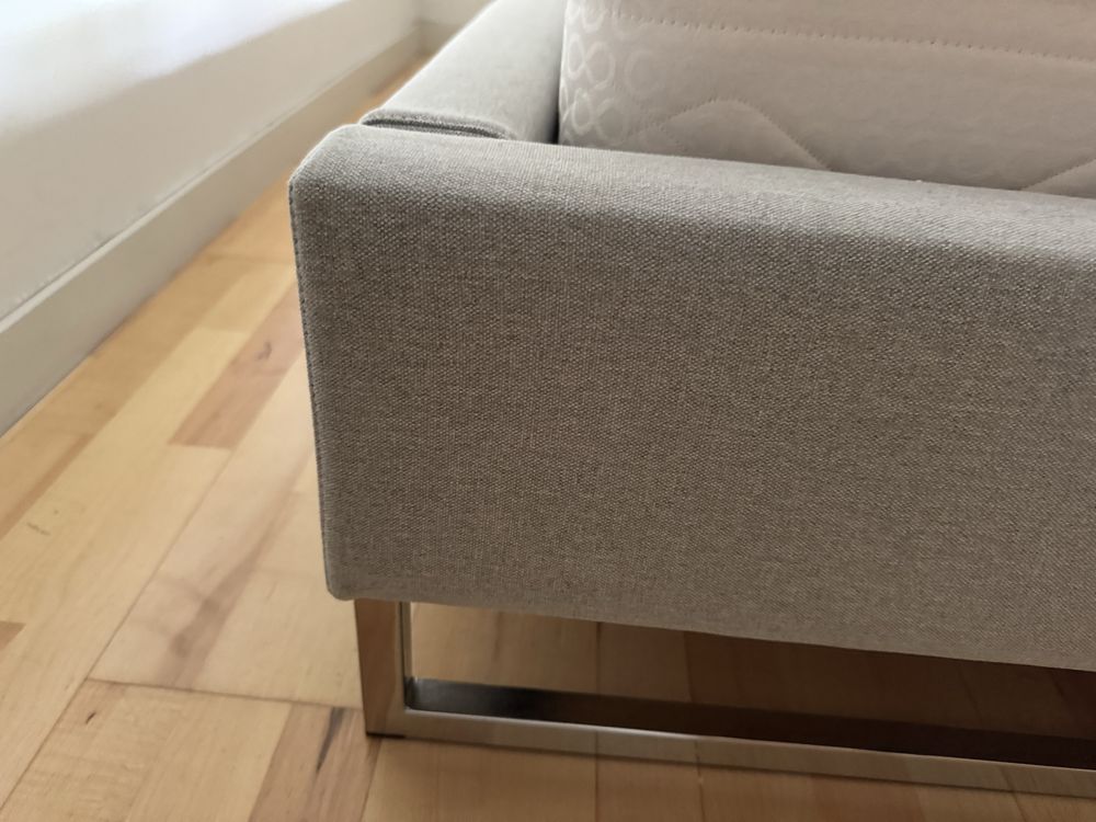 Cama da AREA estofada com tecido alinhado