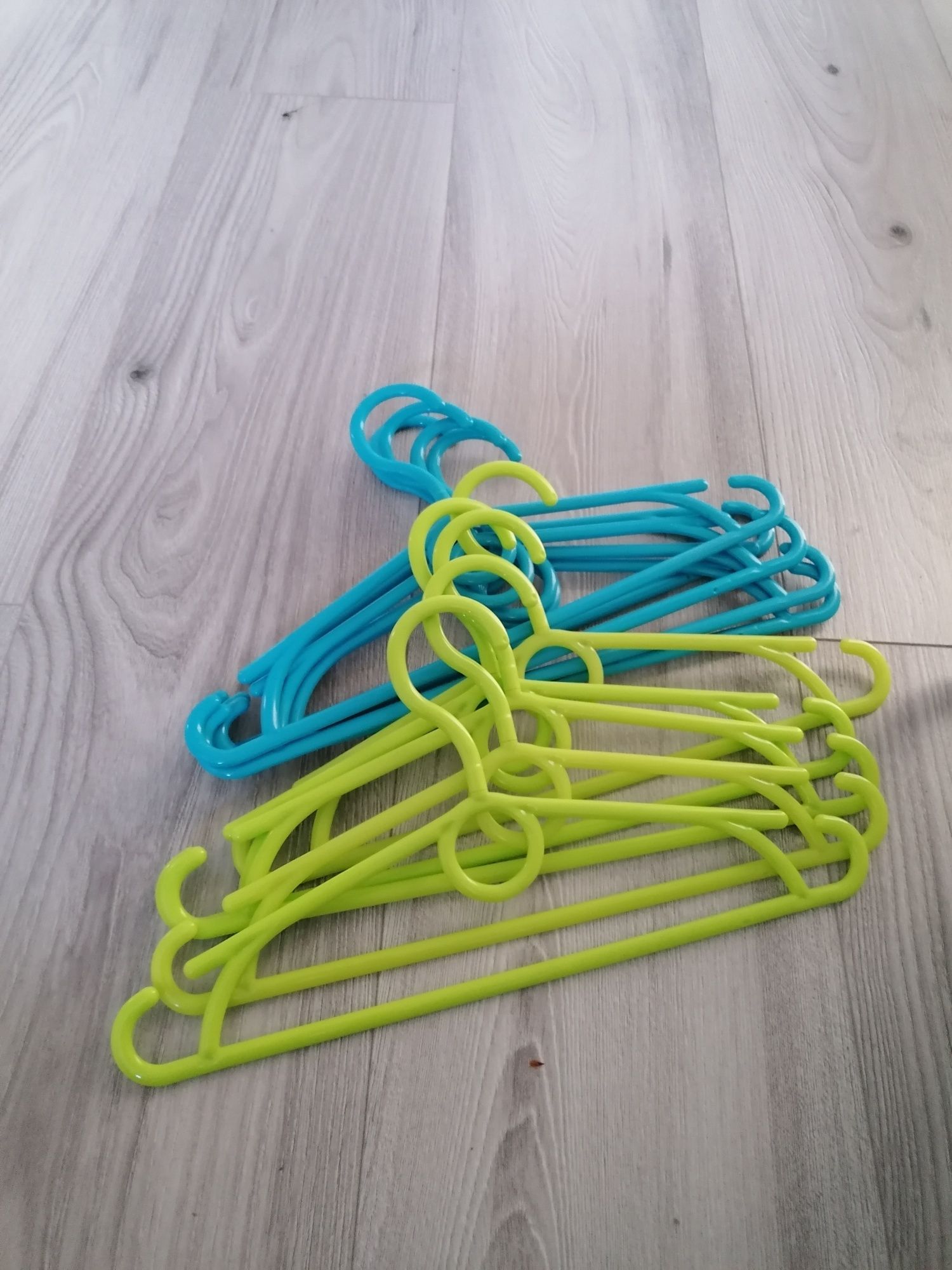Sprzedam 80 wieszaków dla dzieci i 20 dużych