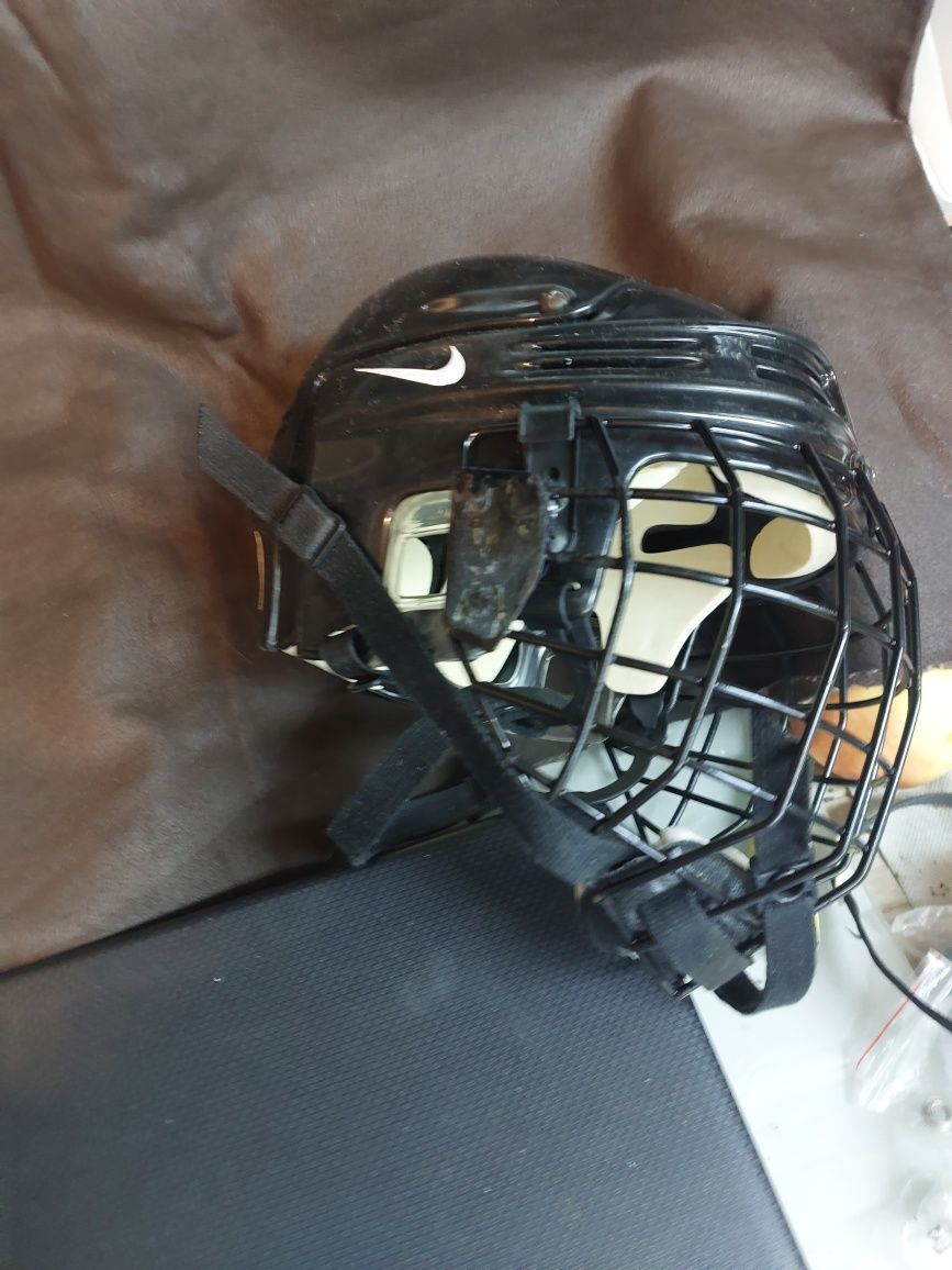 Kask hokejowy  z kratą rozm medium 56-58