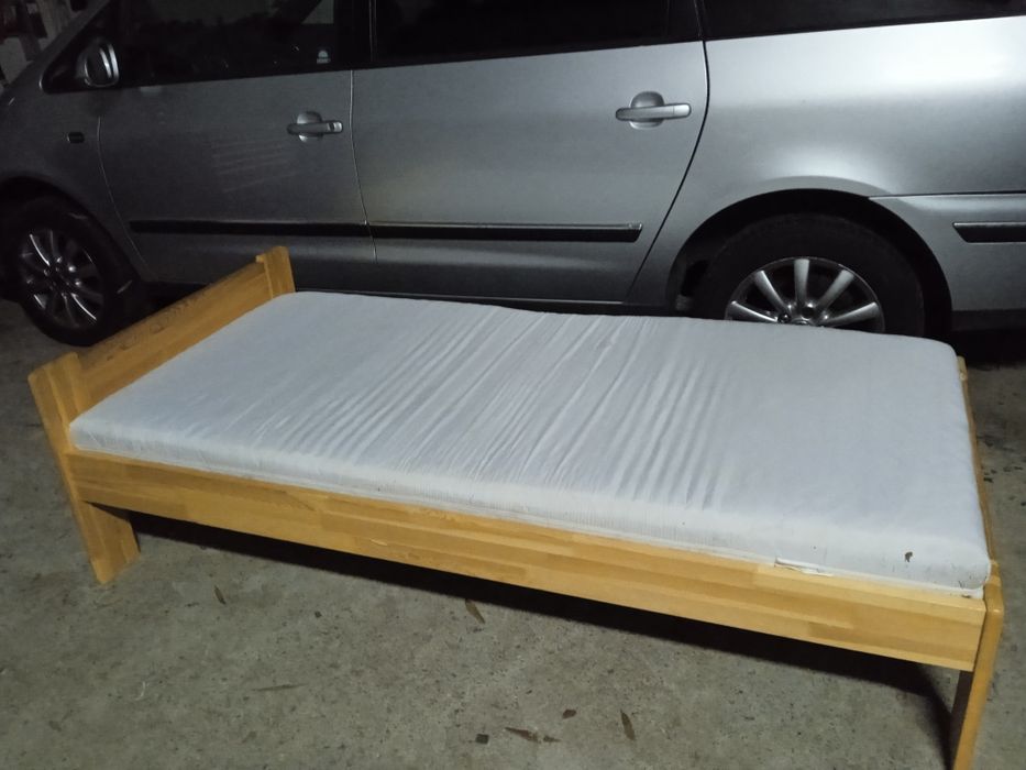 Łóżka drewniane z materacami