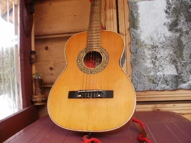 Gitara klasyczną , akustyczną , bardzo ładnie brzmiąca
