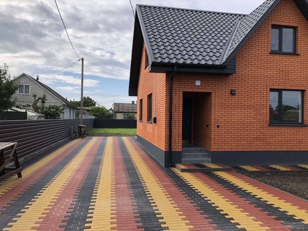 Продам будинок в районі ринку Урожай, 4 кімнати, кухня, ванна, гараж.