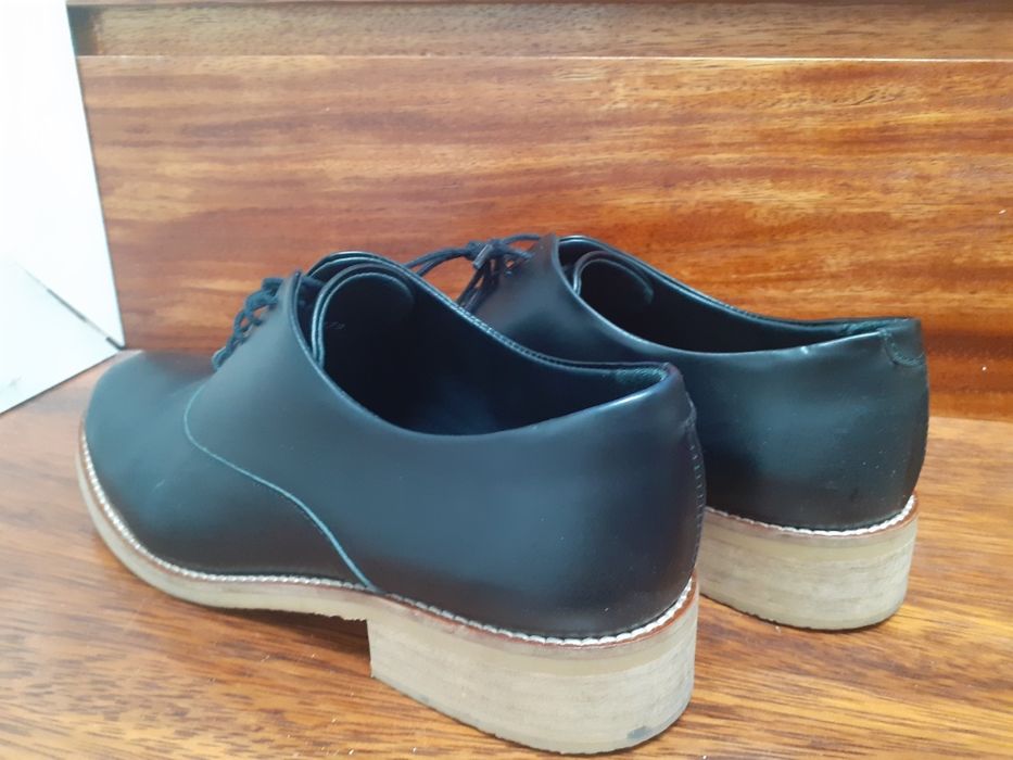 Sapatos em pele pretos