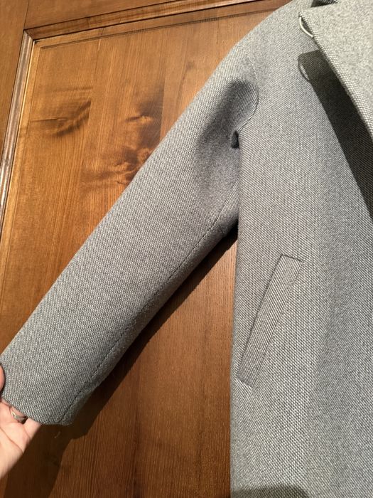 Стильное серое пальто в отличном состоянии.