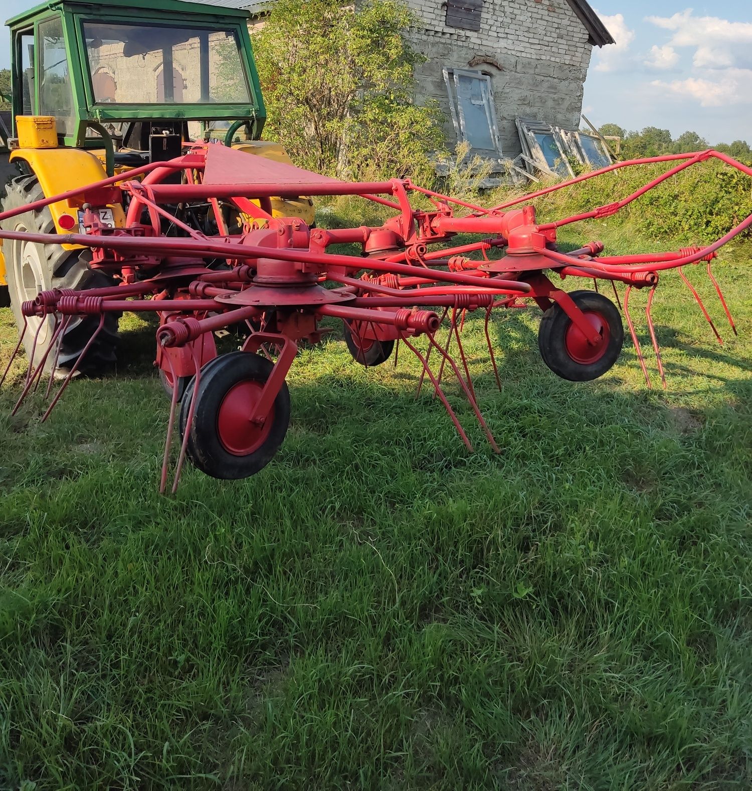 Przetrząsarka do siana Niemeyer  
4 karuzelowa
Skladana mec