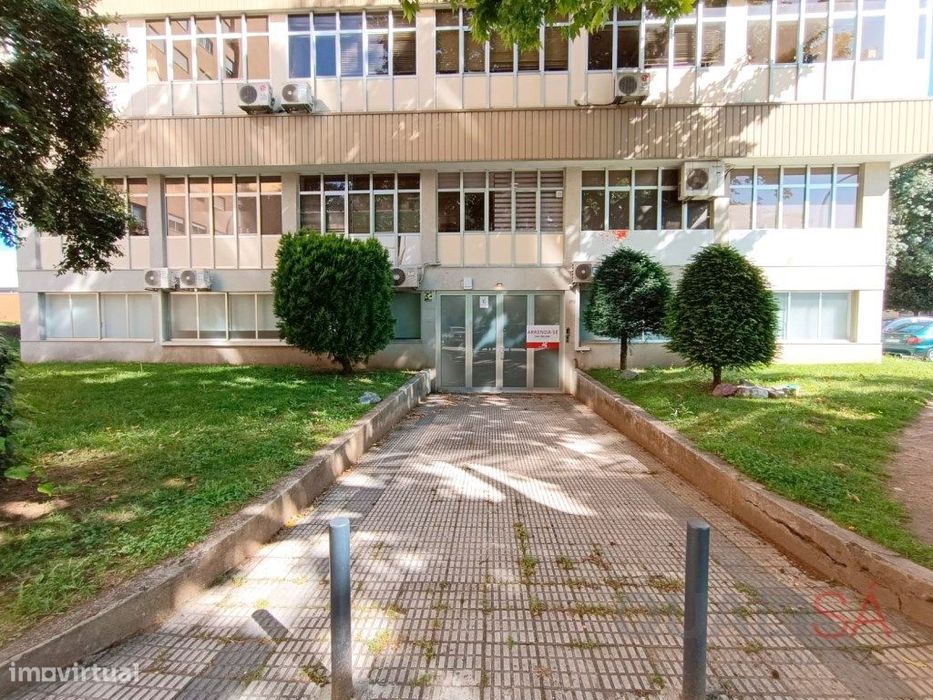 Loja com 581m2 com várias salas, copa e casas de banho com balneári...