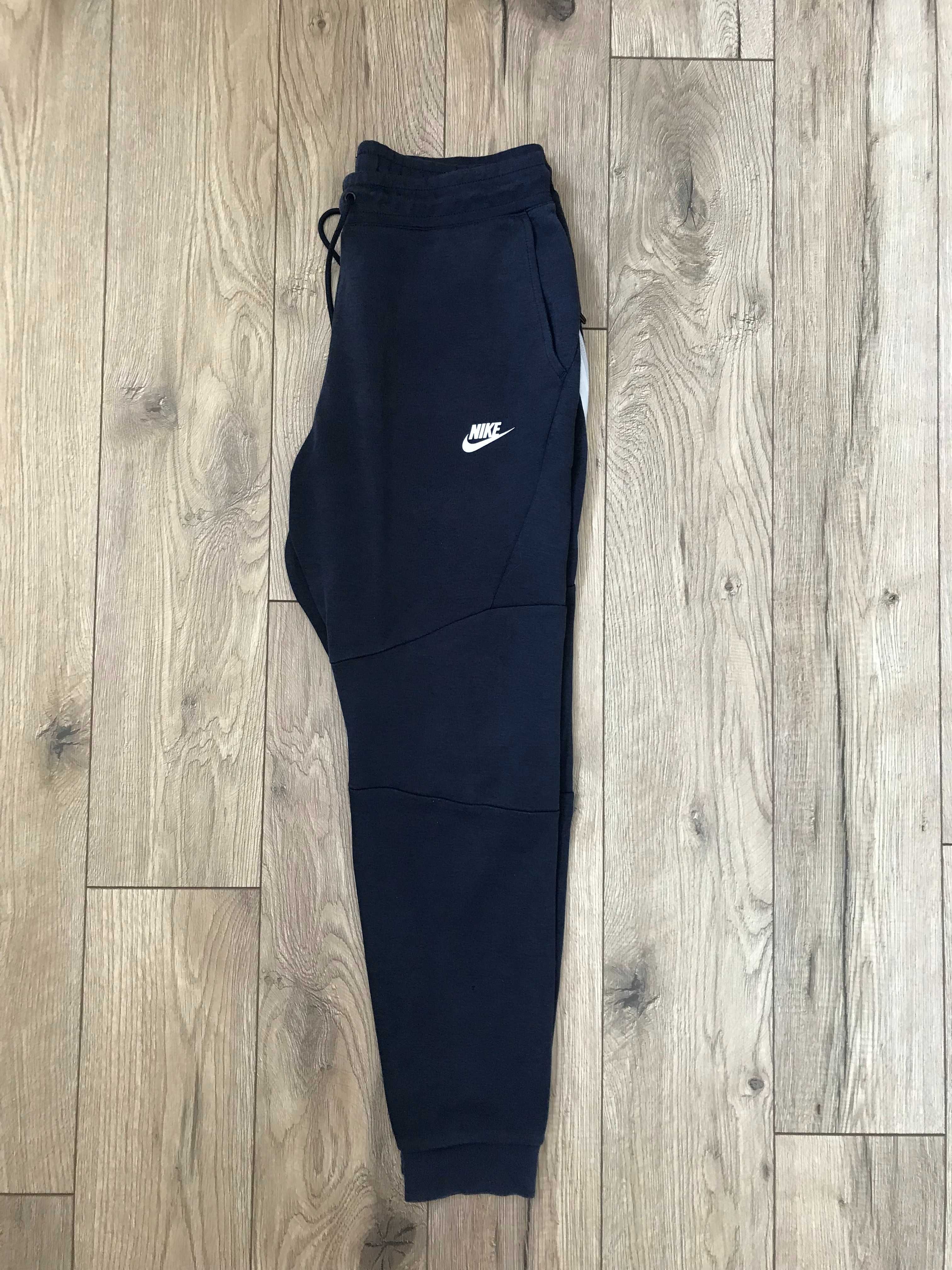 Spodnie dresowe Nike Tech-Fleece rozm. M ( nowa kolekcja)