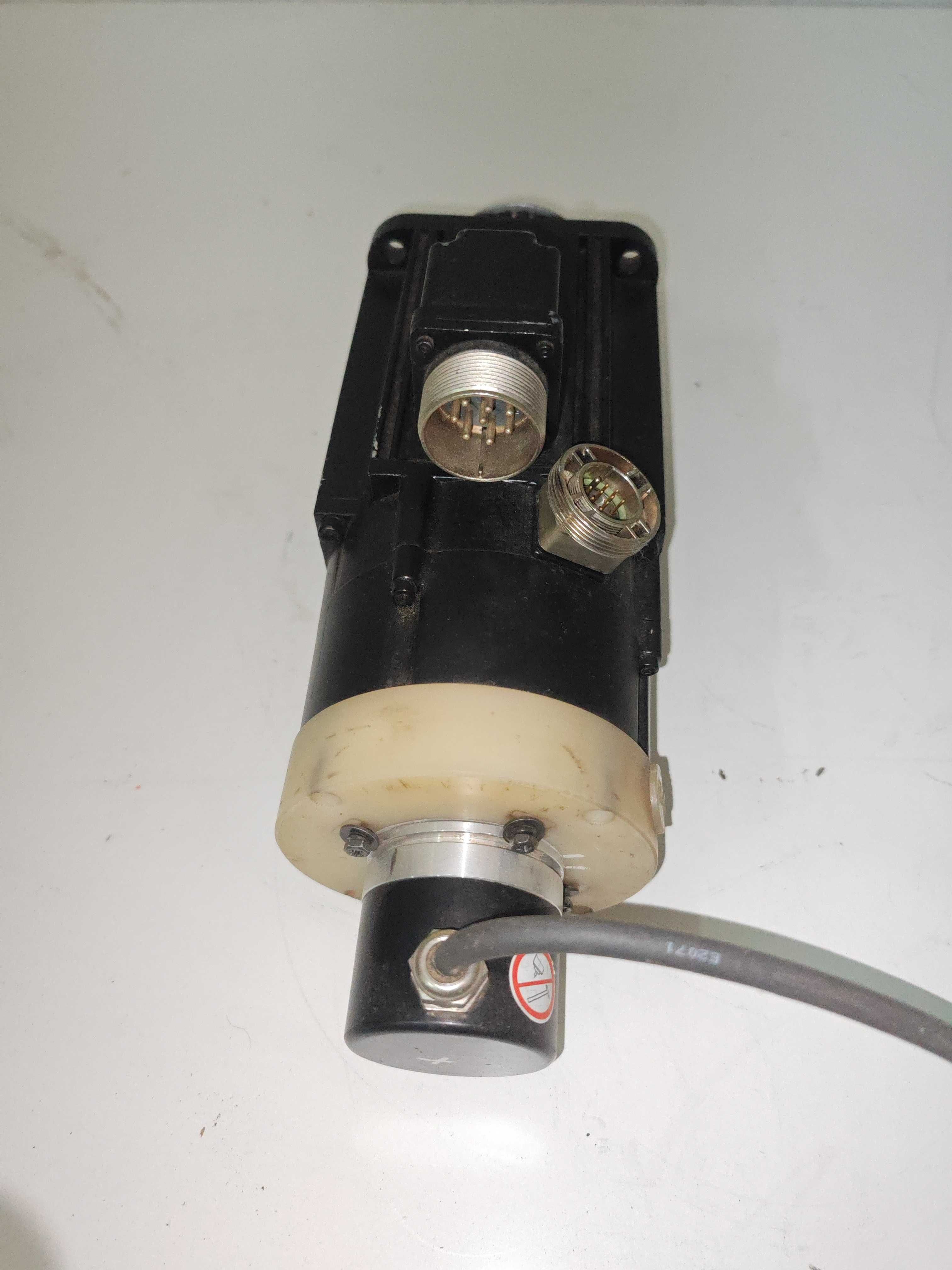 Servo motor Yaskawa 09A22K  + Outros motores e encoders