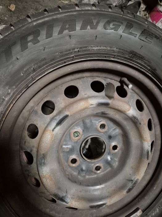 Opony zimowe toyota auris 15" 5x114,3 z felgami i kołpakami jak nowe
