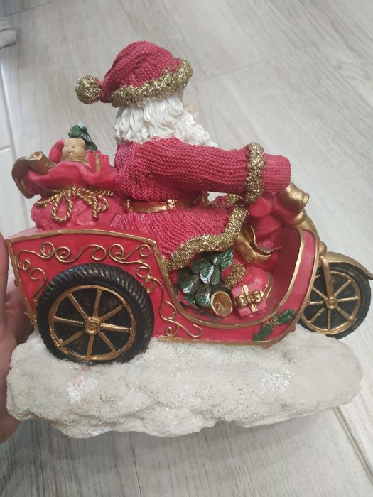 Декоративная статуэтка Деда Мороза на авто