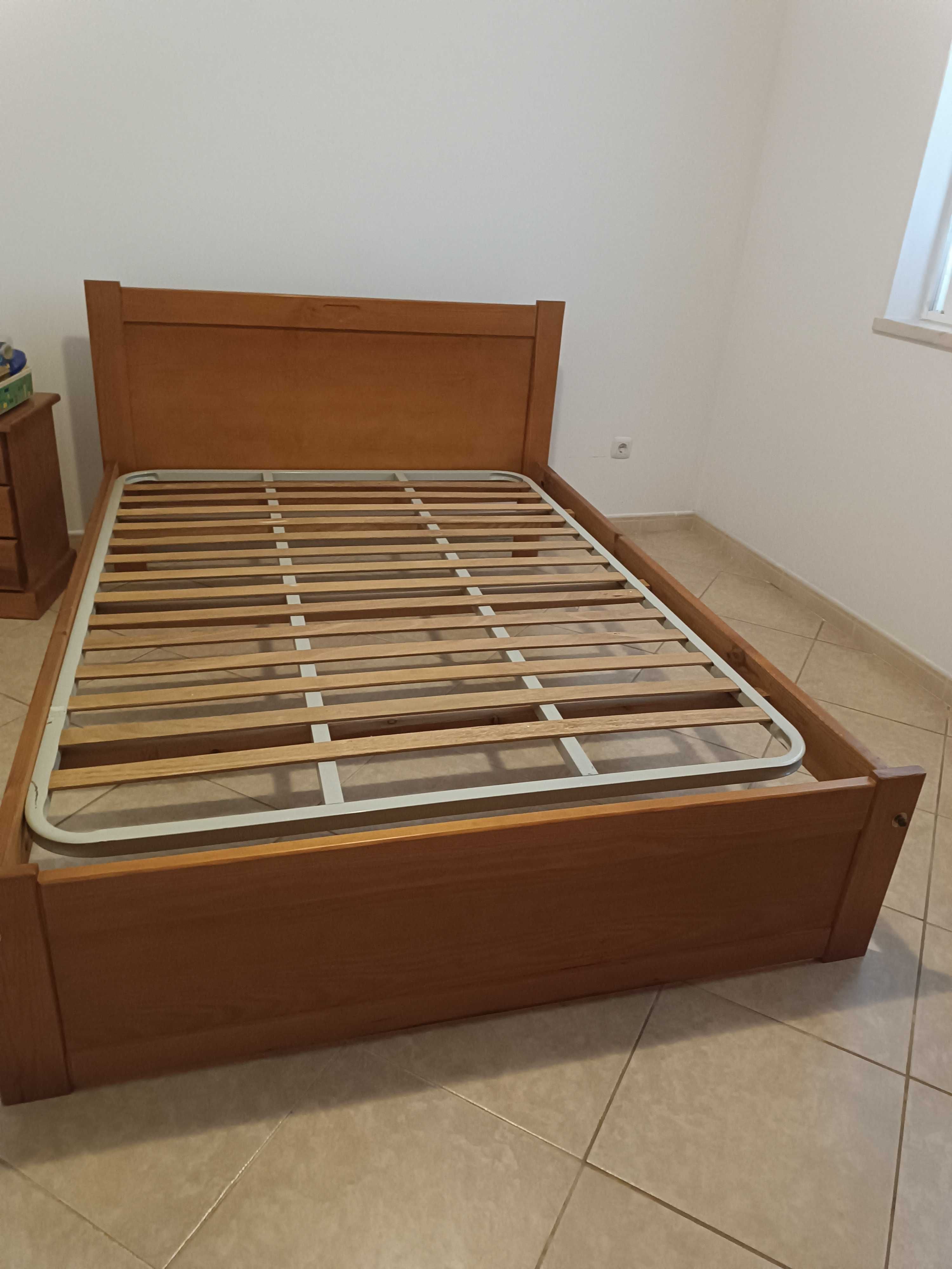 Cama de casal e 2 mesas de cabeceira