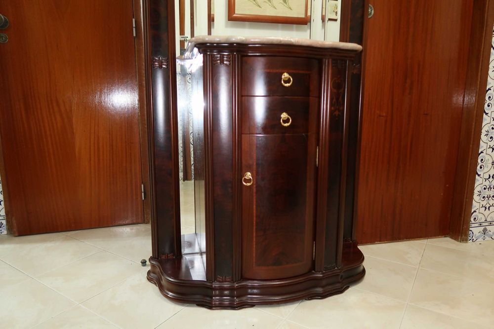 Móvel de Entrada em Mogno