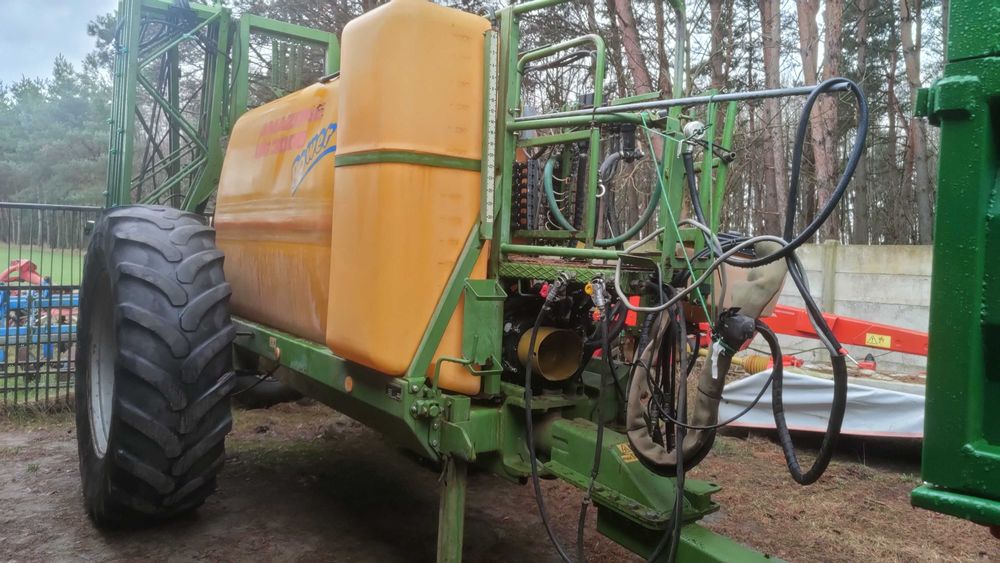 Opryskiwacz ciągany AMAZONE UG 3000 18m. szer.