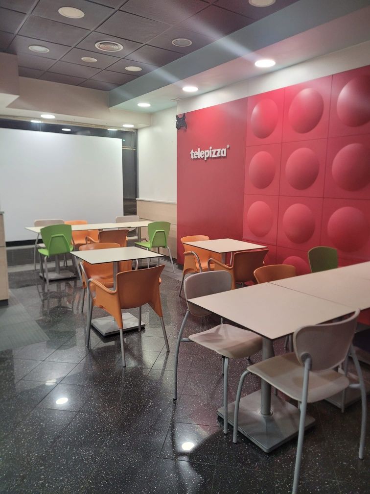 Vários Conjuntos de mesa e cadeiras de 2 pessoas