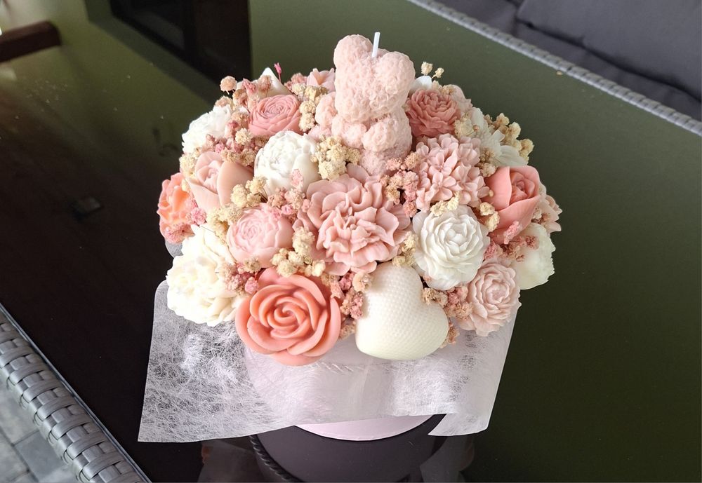 Flower box ze świeczek sojowych – różowy z misiem na zamowienie