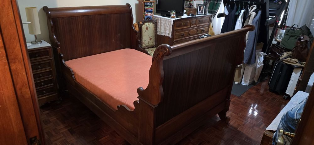 Cama de corpo e meio estilo Império