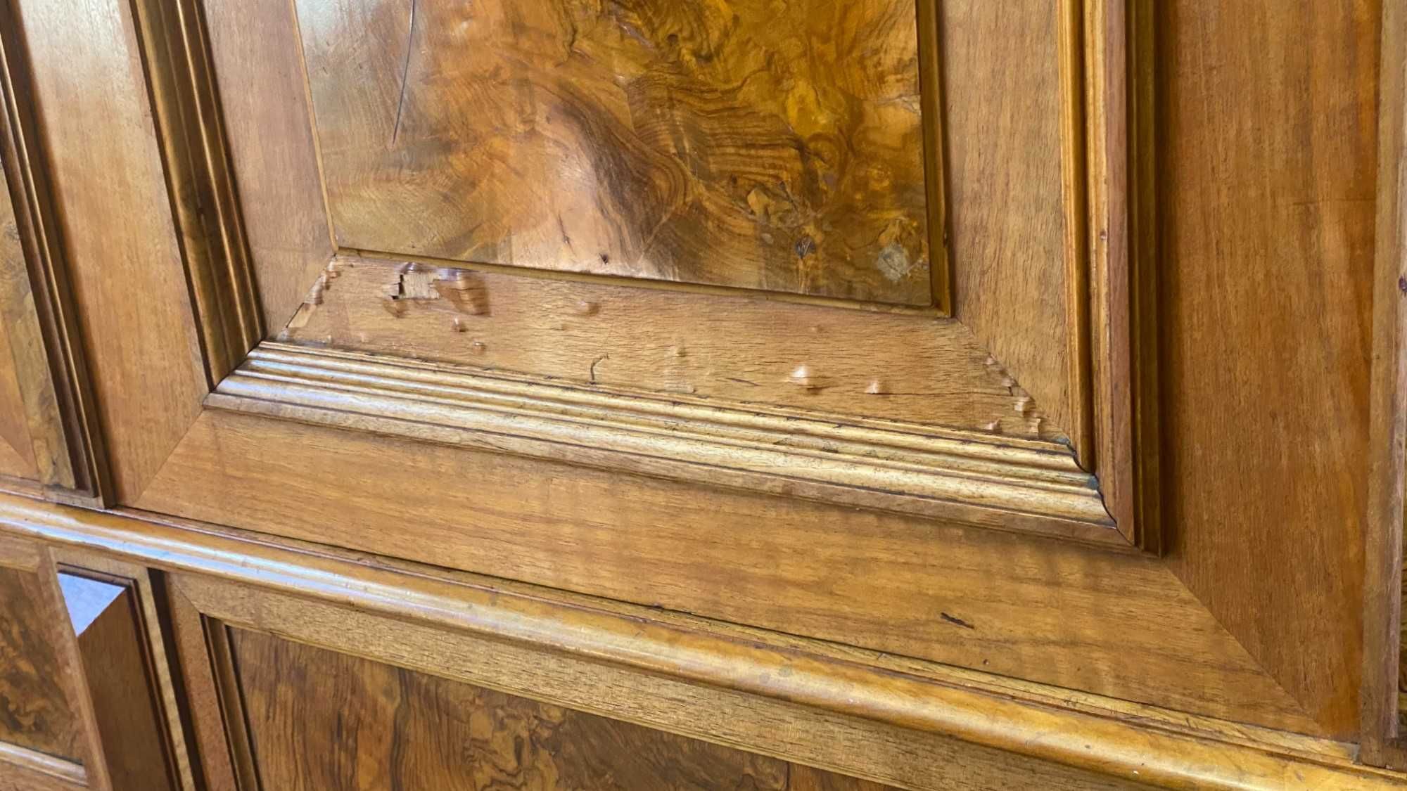 002 Stara stylowa szafa dwudrzwiowa z szufladami, połysk