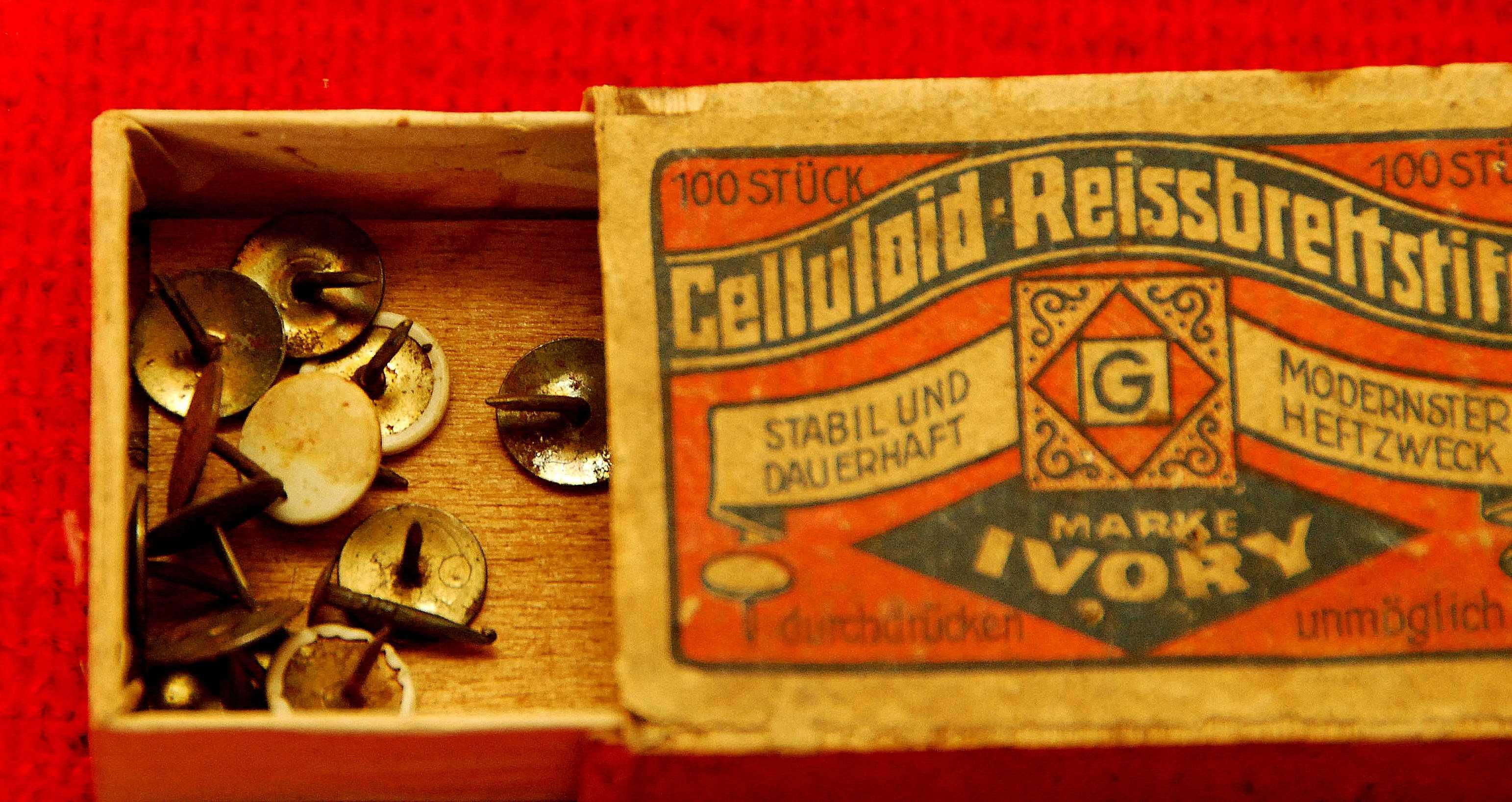 Zabytkowe pudełko celuloid pinezki Niemiec 1918 Reissbrettstifte