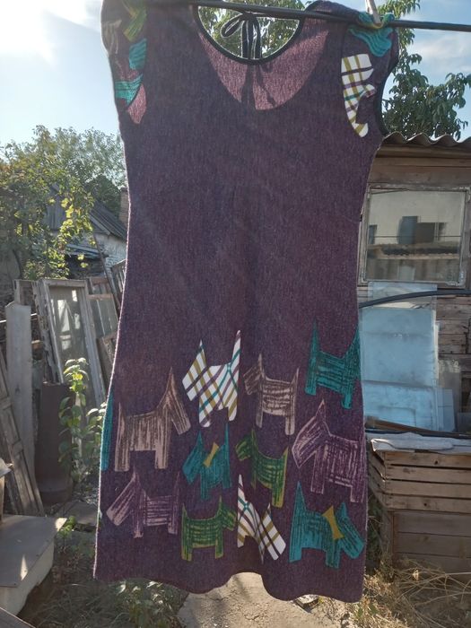 продам  2 платья  вязаное и  теплое с кор. Рукавом