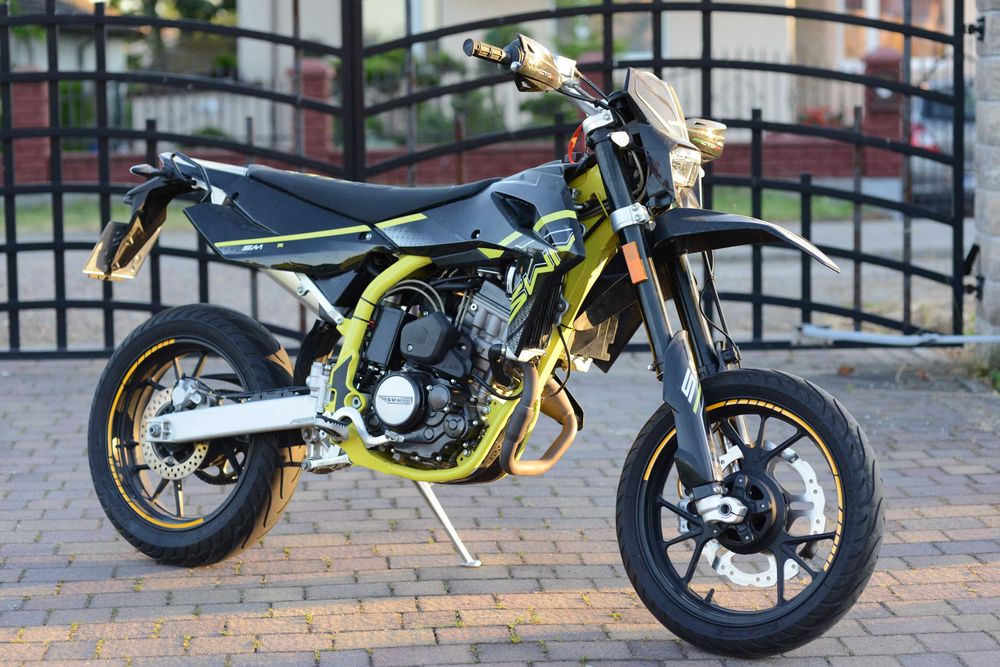 SWM sm 125 r 2022 supermoto Kat. A1 i B (bliźniak Husqvarna)