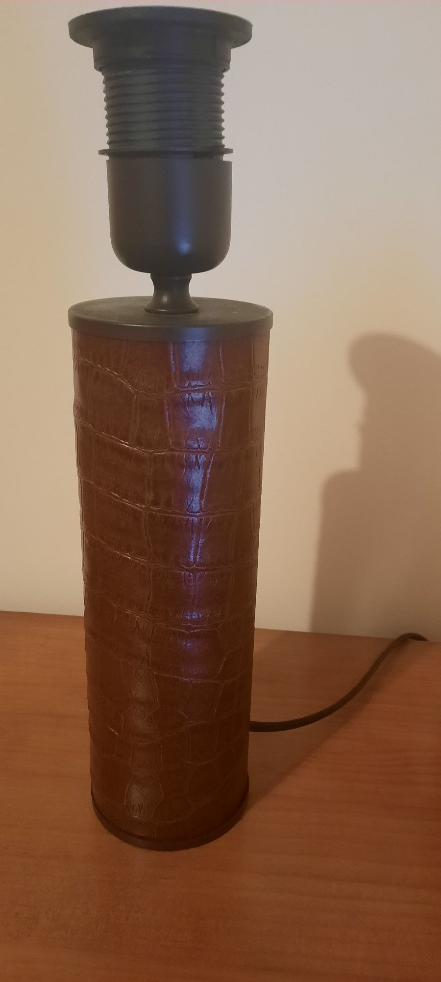 Conjunto de Candeeiros de pé e mesa de cabeceira em pele