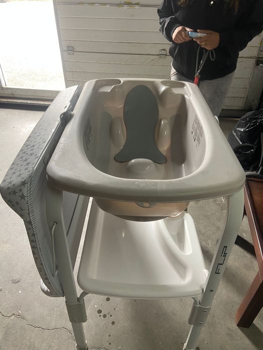 Trocador de fralda com banheira