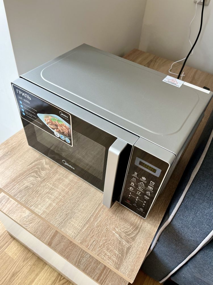 Мікрохвильова піч гриль Midea EG820CXX