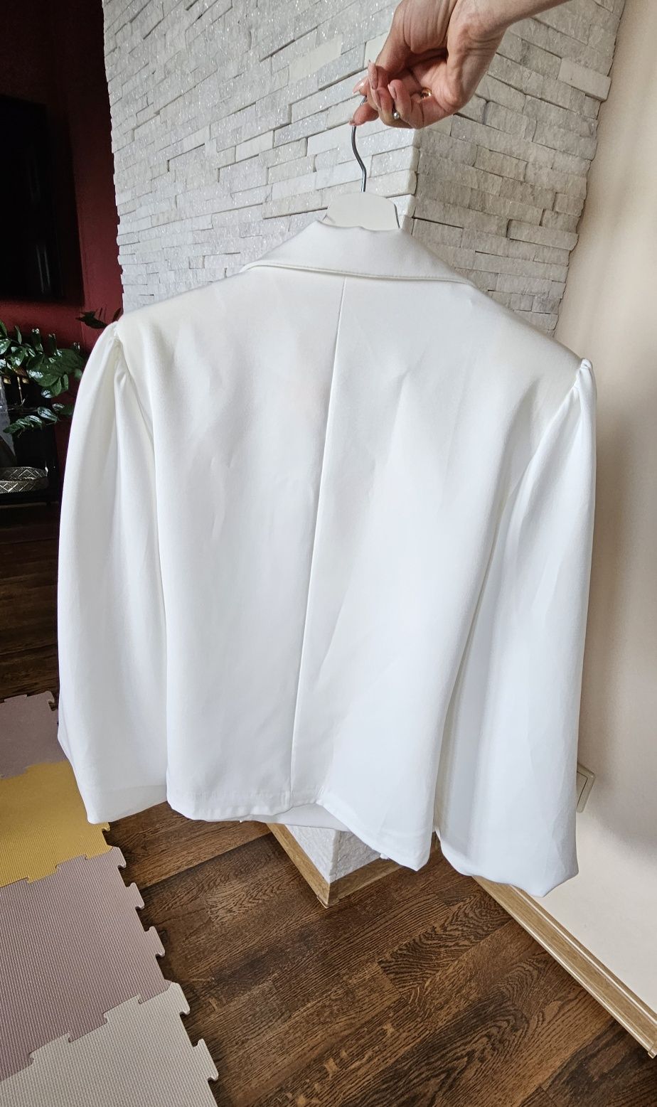 New collection biała kopertowo wiązana marynarka