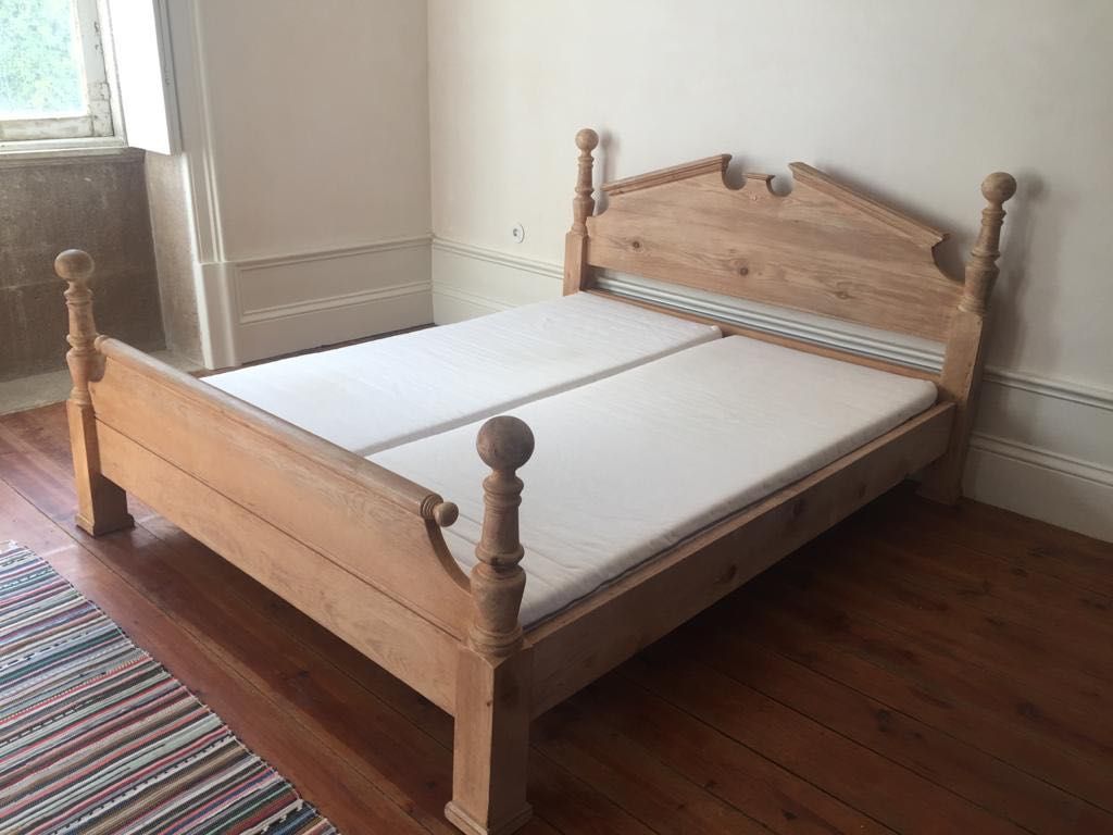 Cama casal Madeira maciça antiga