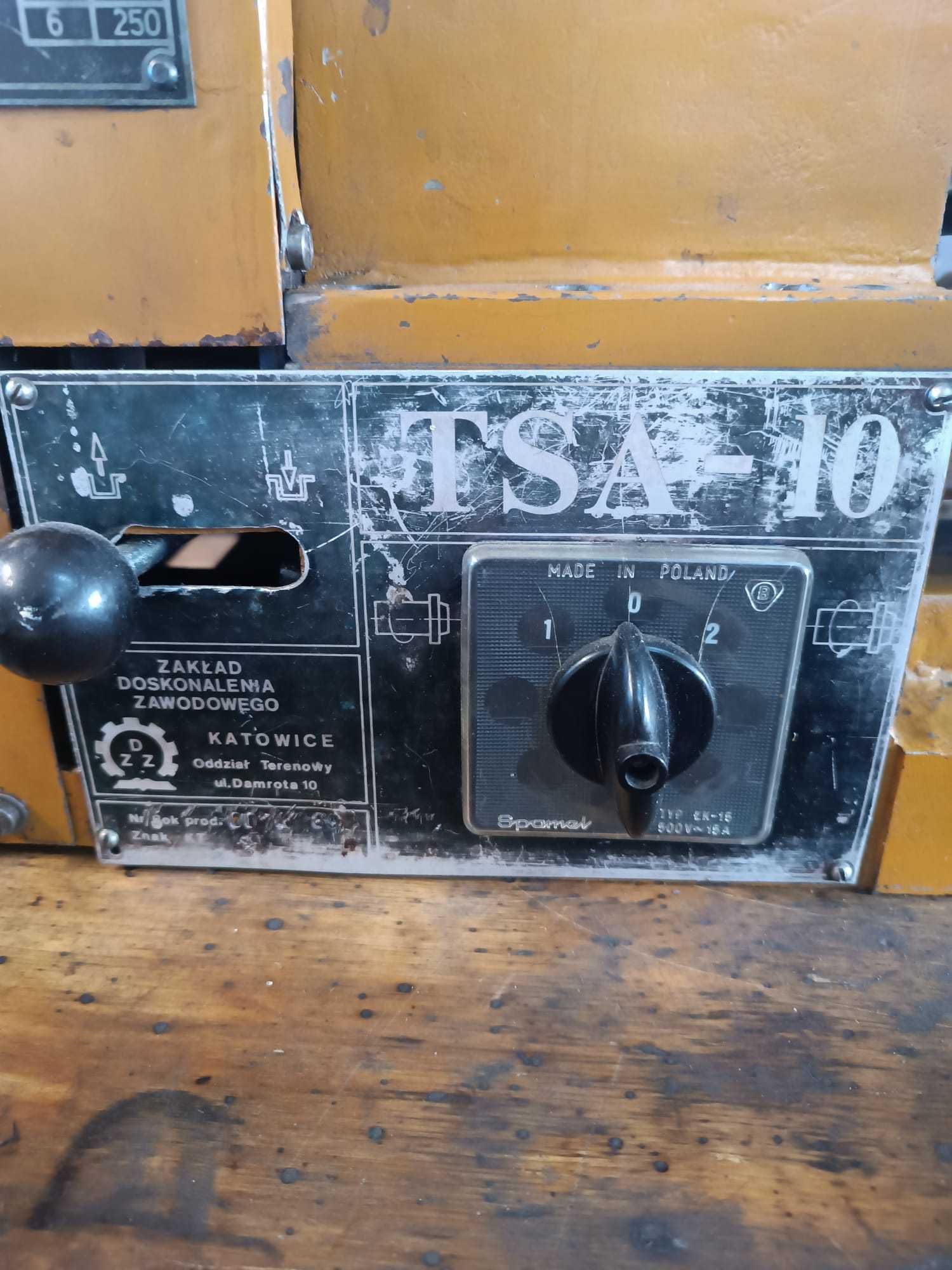 tokarka tsa 10 z posuwem