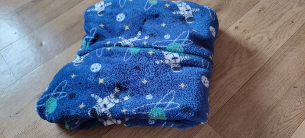 Sprzedam piżamę dziecięcą.