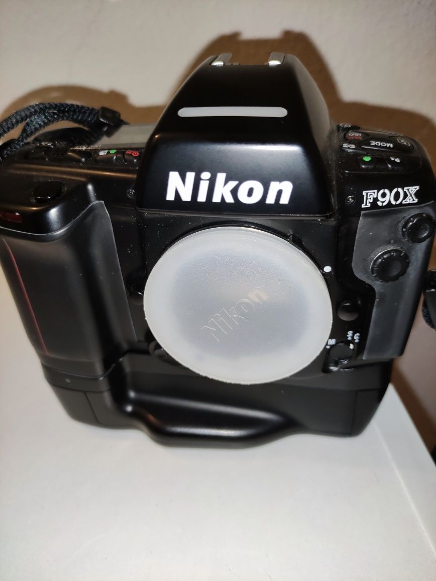 Máquina fotográfica Nikon F 90X com punho MB10 Bom funcionamento