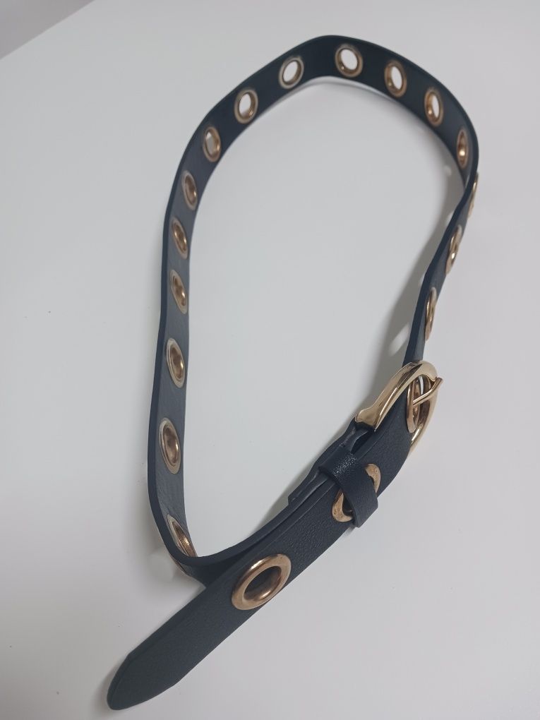 Cinto preto com argolas douradas