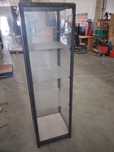 Vitrine em coluna sem porta