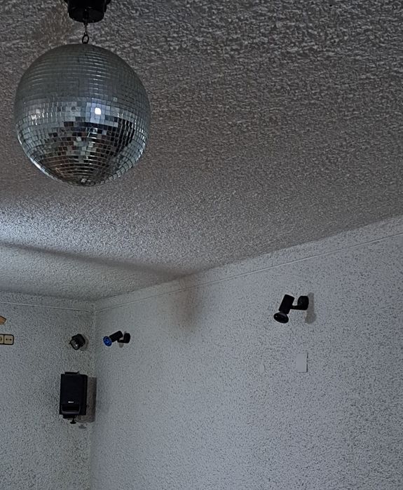 Vendo várias lâmpadas, projetores, coluna e mesa de mistura