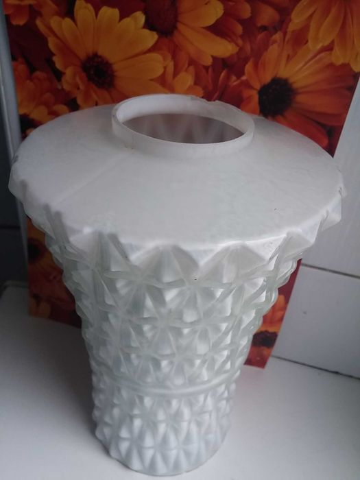 ПЛАФОНЫ   2шт .бежевые перламутровые + 1шт. белый рельефный.