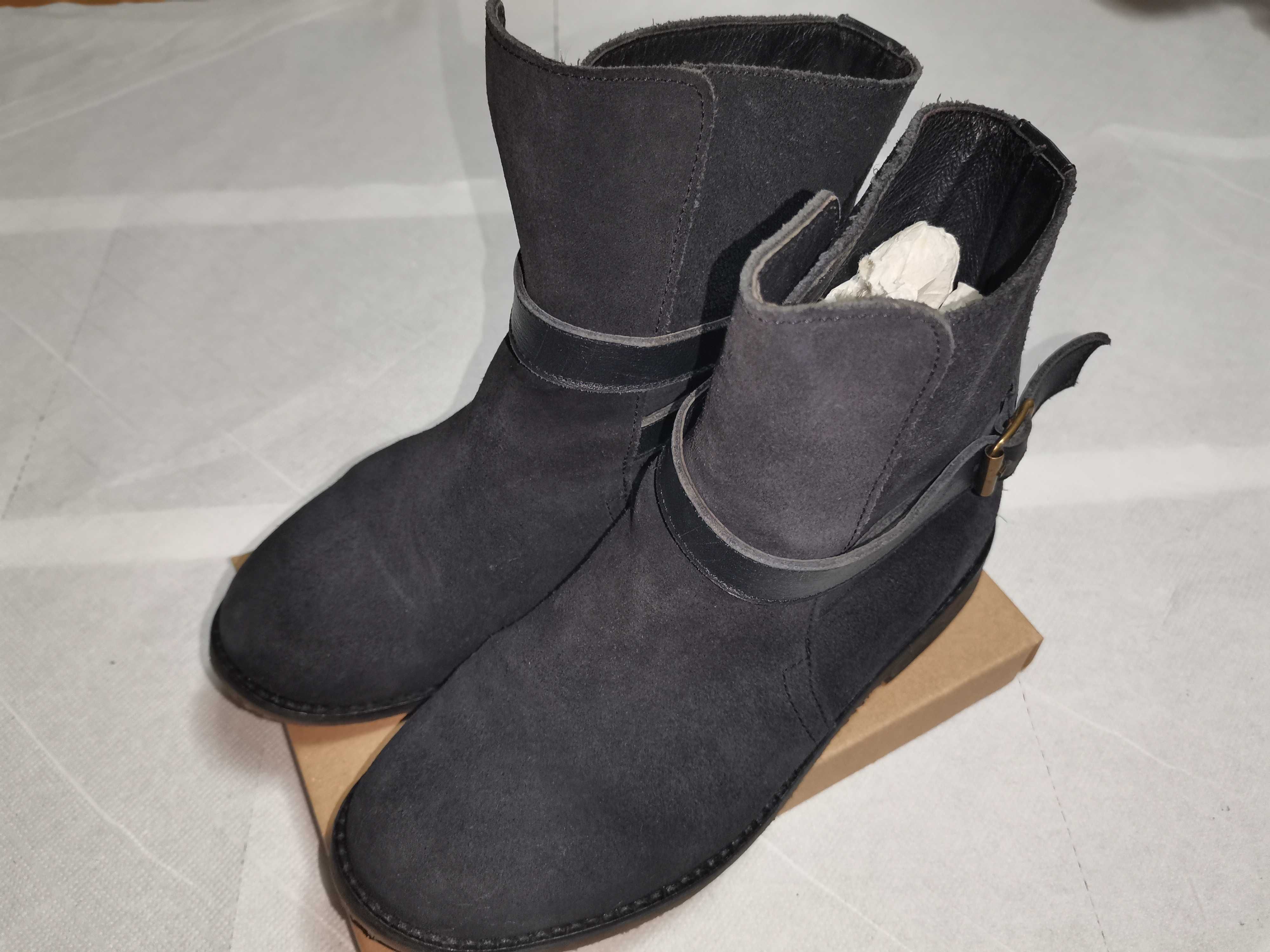 Botas em Pele Genuina Camurça N. 33