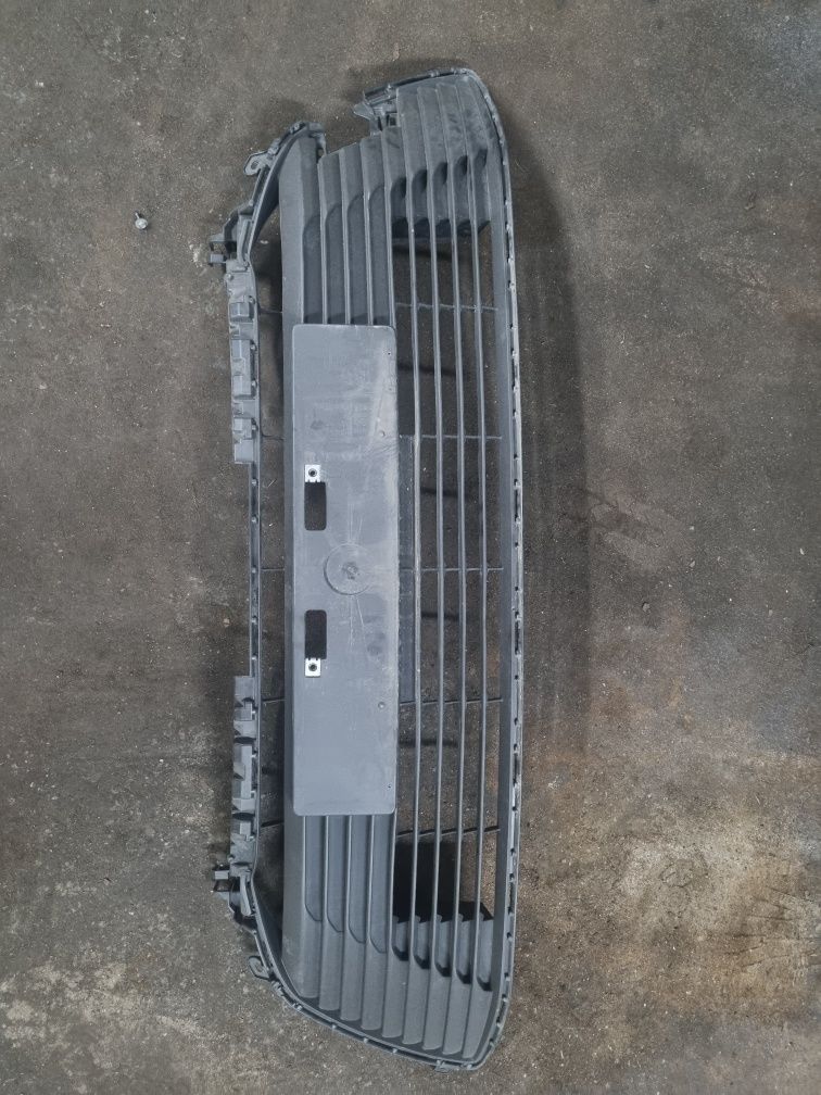 Решітка накладка радіатора переднього бампера Toyota Corolla E21 E210