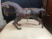 Cavalo muito antigo em madeira e pele