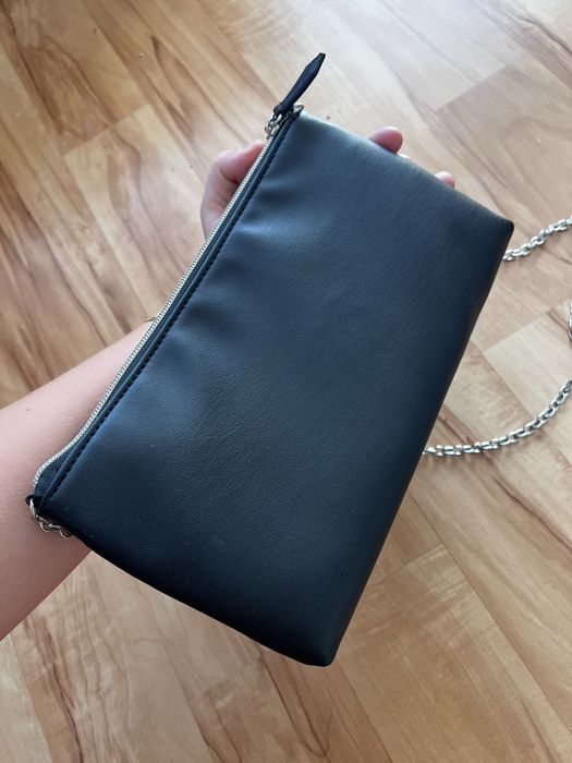 Torba torebka GUESS czarna kopertówka mala na łańcuszku ładna