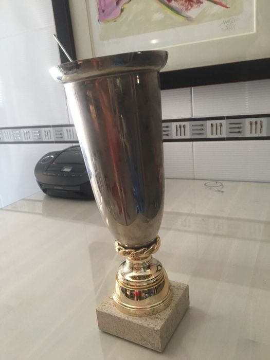 Taça com parte dourada e alumínio com base de pedra