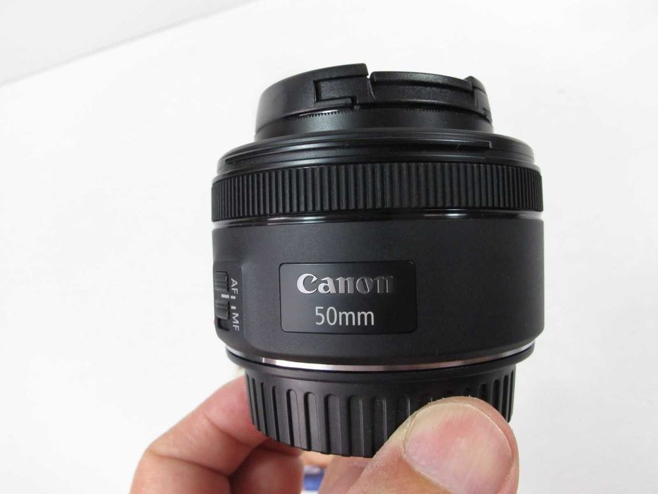 Canon  50mm 1.8 II ou STM, ou ainda a 24mm 2.8-Ver descrição