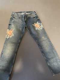 Spodnie jeansy z nadrukiem kwiatow Zara r.40 stan idealny jak nowe